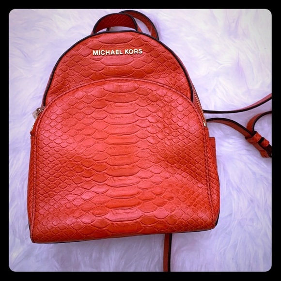 Michael Kors Handbags - LIKE NEW! Authentic MK backpack 🧡🧡🧡
